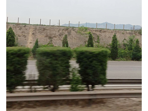 高速路边的防护立柱